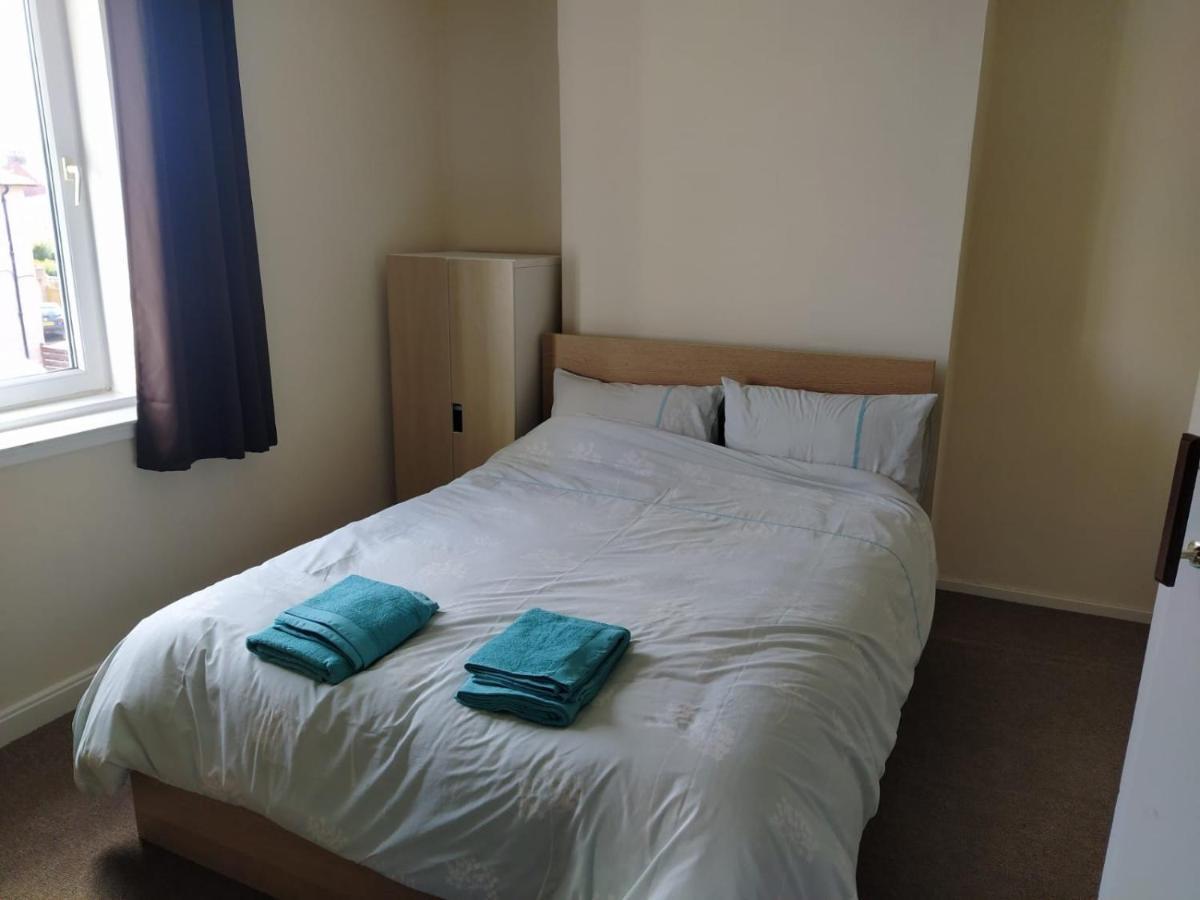 Self Catering 2 Bedroom Flat, Frequent Buses, 1-Minute Walk To Bus Stop, 20 Minutes To City Center Эдинбург Экстерьер фото