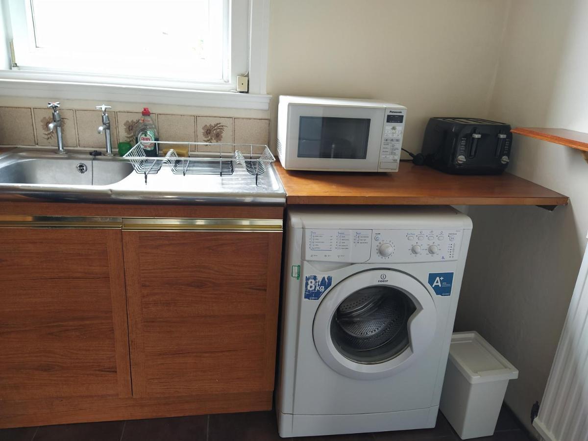 Self Catering 2 Bedroom Flat, Frequent Buses, 1-Minute Walk To Bus Stop, 20 Minutes To City Center Эдинбург Экстерьер фото