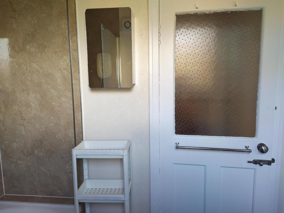 Self Catering 2 Bedroom Flat, Frequent Buses, 1-Minute Walk To Bus Stop, 20 Minutes To City Center Эдинбург Экстерьер фото