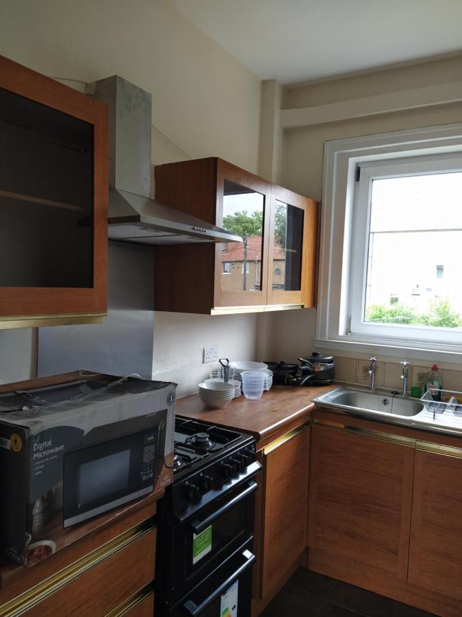 Self Catering 2 Bedroom Flat, Frequent Buses, 1-Minute Walk To Bus Stop, 20 Minutes To City Center Эдинбург Экстерьер фото