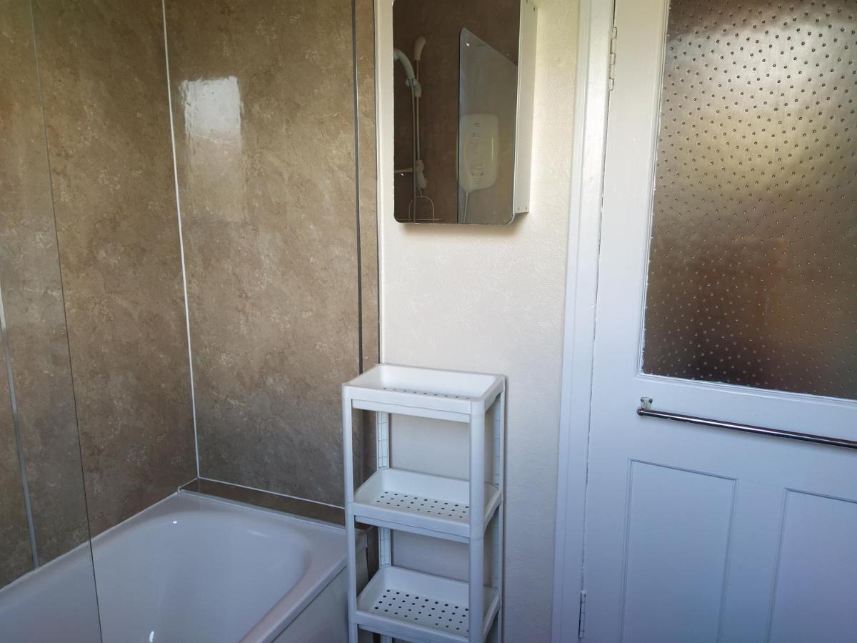 Self Catering 2 Bedroom Flat, Frequent Buses, 1-Minute Walk To Bus Stop, 20 Minutes To City Center Эдинбург Экстерьер фото